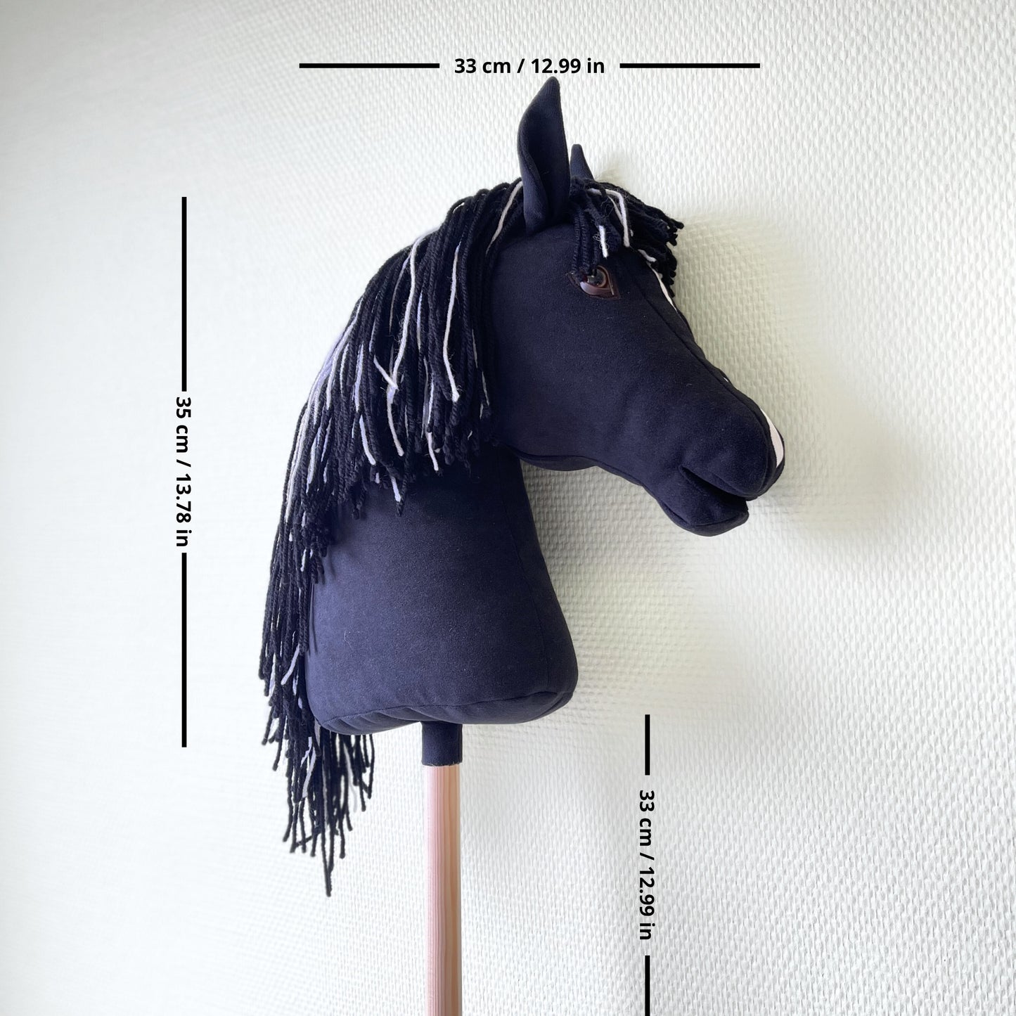 Side view of a handmade hobby horse with measurements: head length 35 cm, head width 33 cm, and stick length 33 cm. Perfect size for riding, play, and hobby horsing practice. Ideal for kids and custom hobby horse lovers.