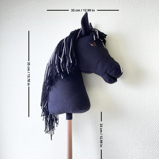 Side view of a handmade hobby horse with measurements: head length 35 cm, head width 33 cm, and stick length 33 cm. Perfect size for riding, play, and hobby horsing practice. Ideal for kids and custom hobby horse lovers.