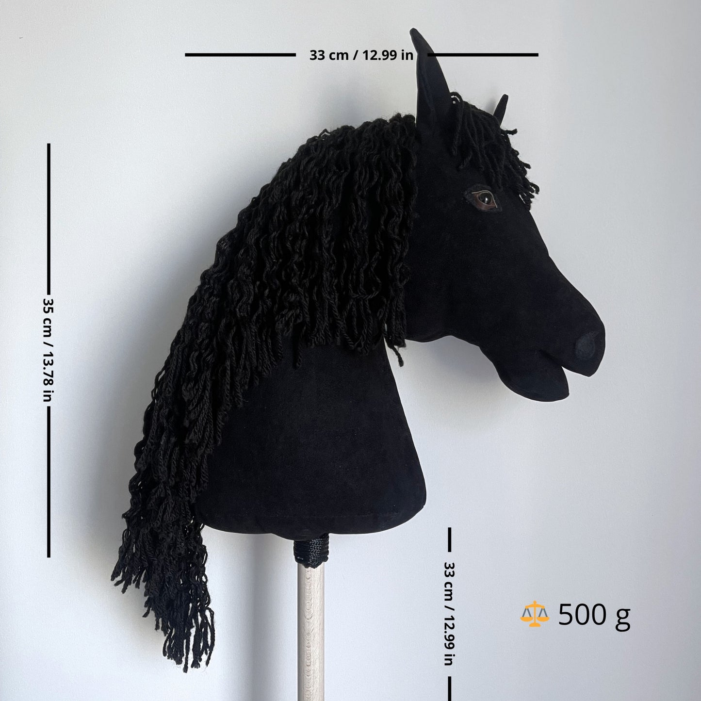 Side view of a handmade hobby horse with measurements: head length 35 cm, head width 33 cm, and stick length 33 cm. Perfect size for riding, play, and hobby horsing practice. Ideal for kids and custom hobby horse lovers.