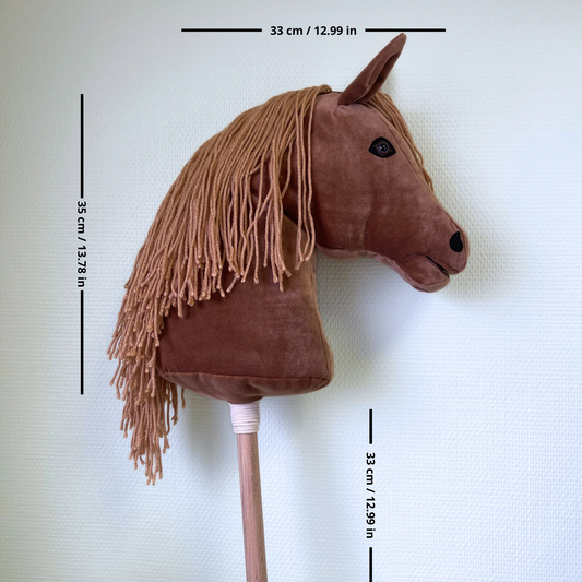 Side view of a handmade hobby horse with measurements: head length 35 cm, head width 33 cm, and stick length 33 cm. Perfect size for riding, play, and hobby horsing practice. Ideal for kids and custom hobby horse lovers.