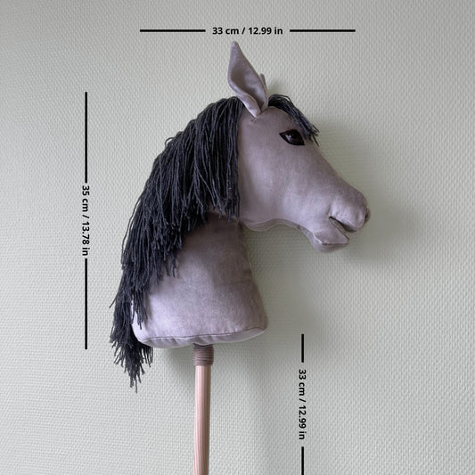 Side view of a handmade hobby horse with measurements: head length 35 cm, head width 33 cm, and stick length 33 cm. Perfect size for riding, play, and hobby horsing practice. Ideal for kids and custom hobby horse lovers.